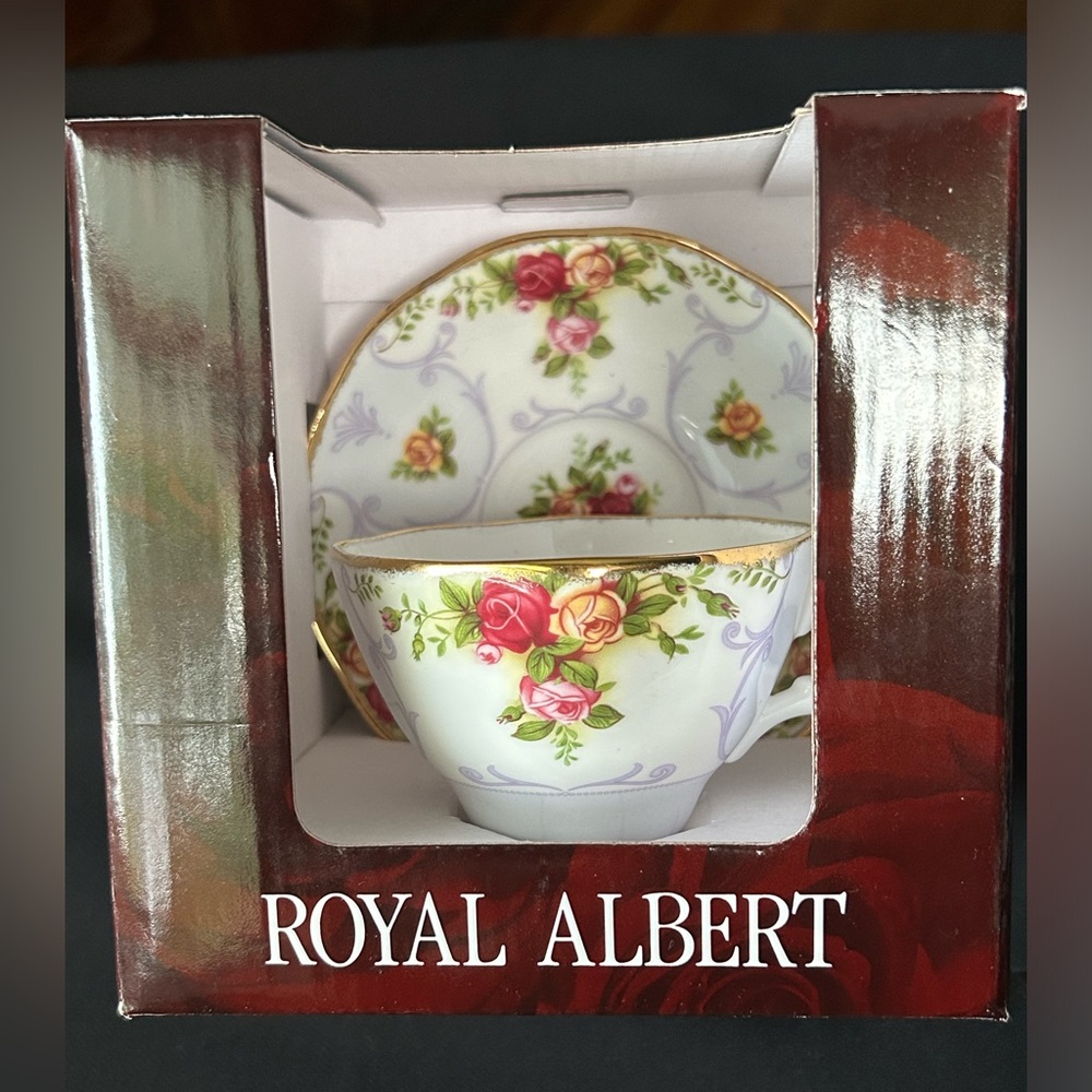 2002 Royal Albert Country Roses Bone China Rose Cameo Violet Tea Cup, Saucer box